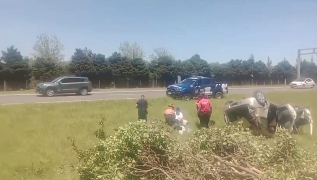 Brutal accidente en la Autopista Rosario-Córdoba : trabajan en el lugar Bomberos Voluntarios de Funes 